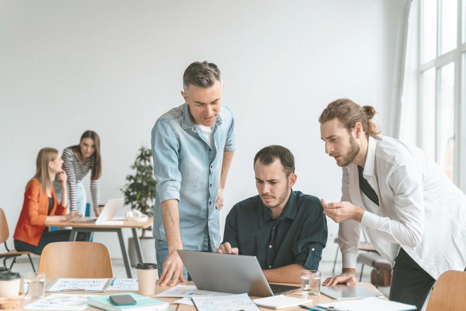 Gruppe von Menschen in intensivem Gespräch während einer Coaching-Session