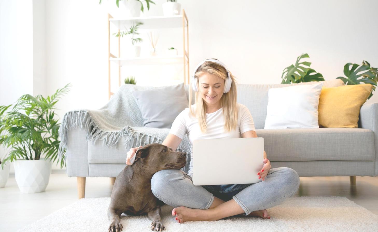 Moderner Arbeitsbereich für Gruppencoaching mit komfortabler Sitzordnung